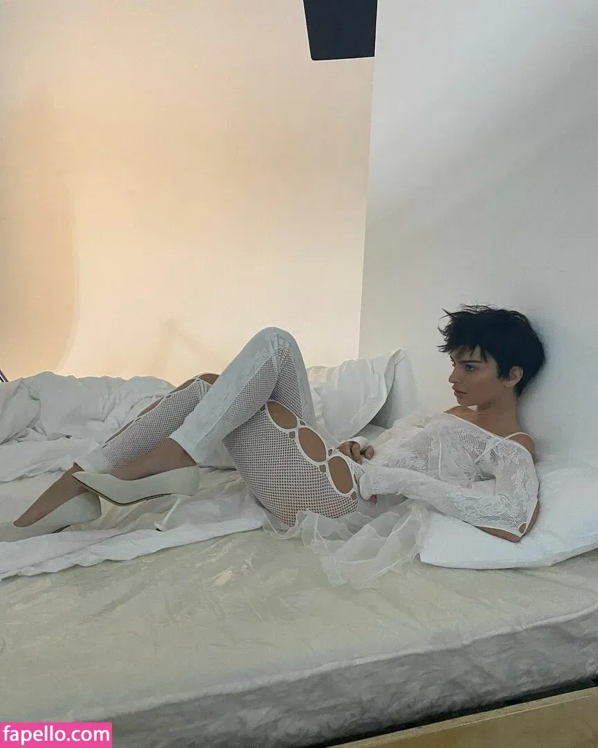 Emily Ratajkowski Onlyfans Photo Gallery 