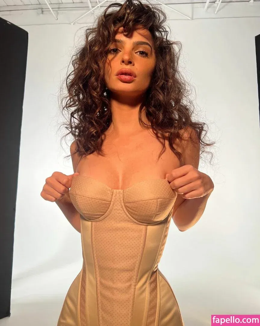 Emily Ratajkowski Onlyfans Photo Gallery 