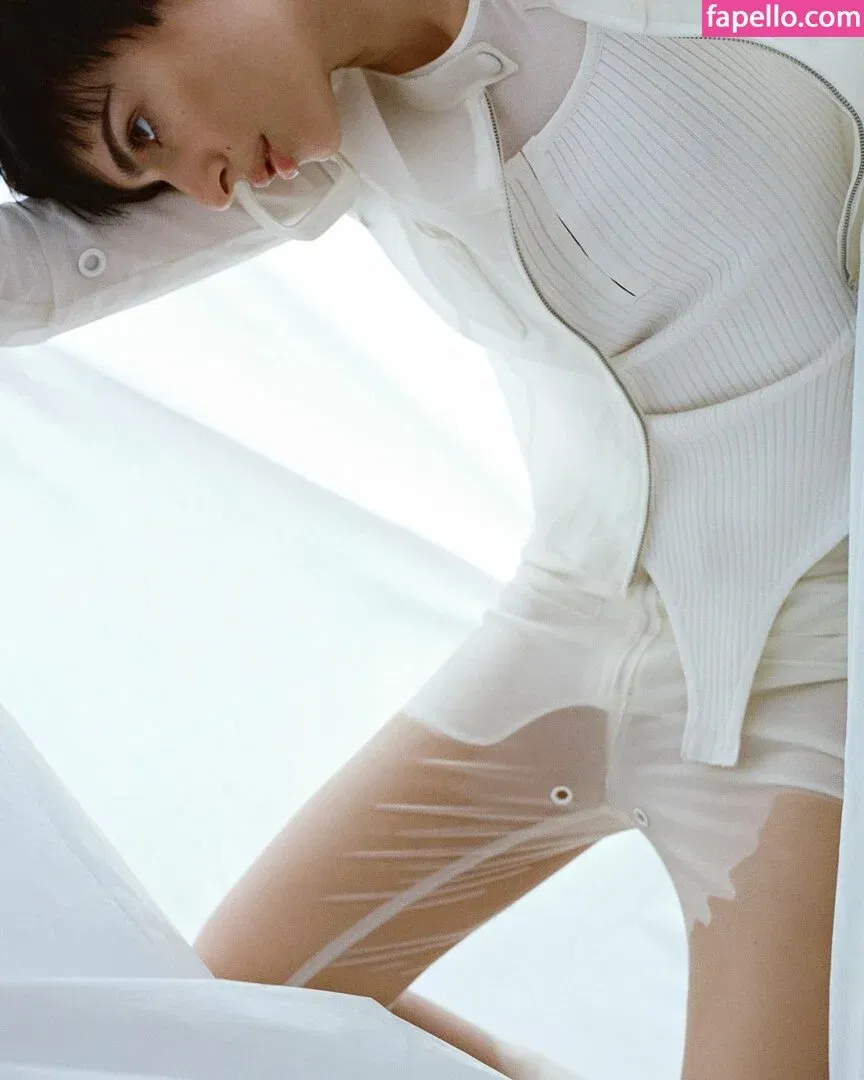 Emily Ratajkowski Onlyfans Photo Gallery 