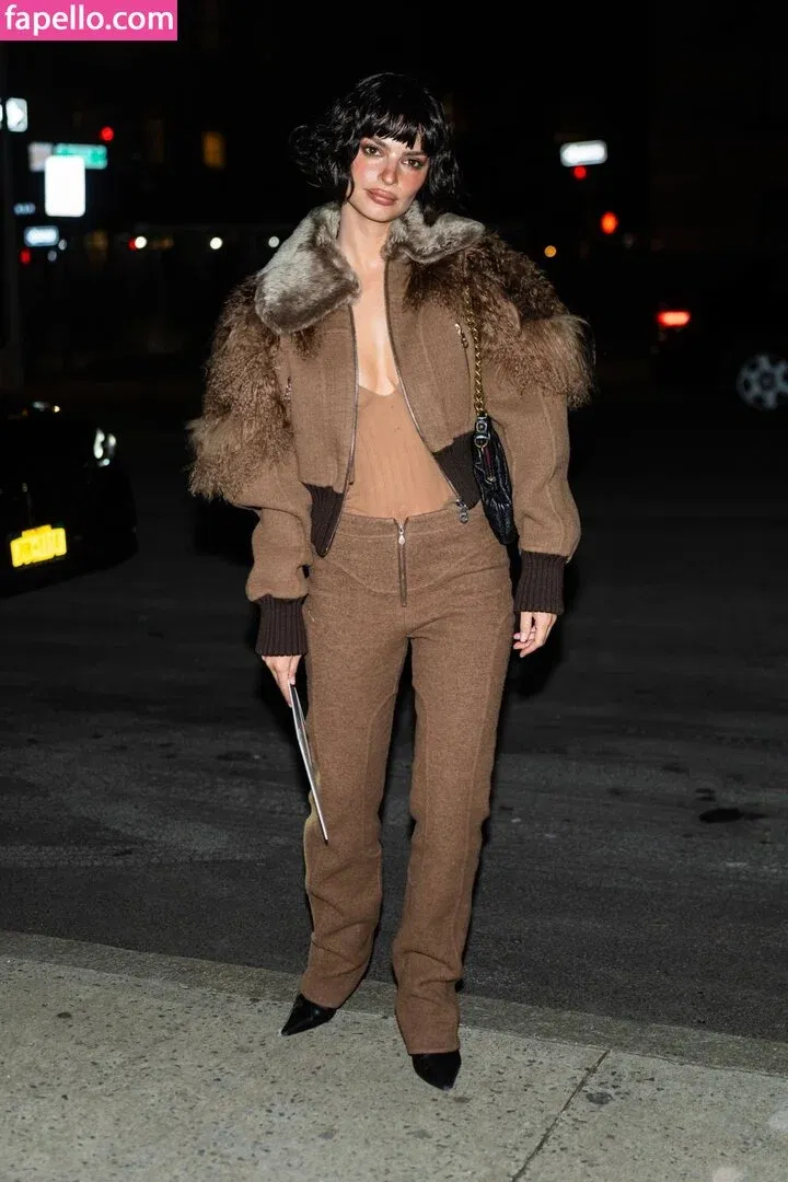 Emily Ratajkowski Onlyfans Photo Gallery 