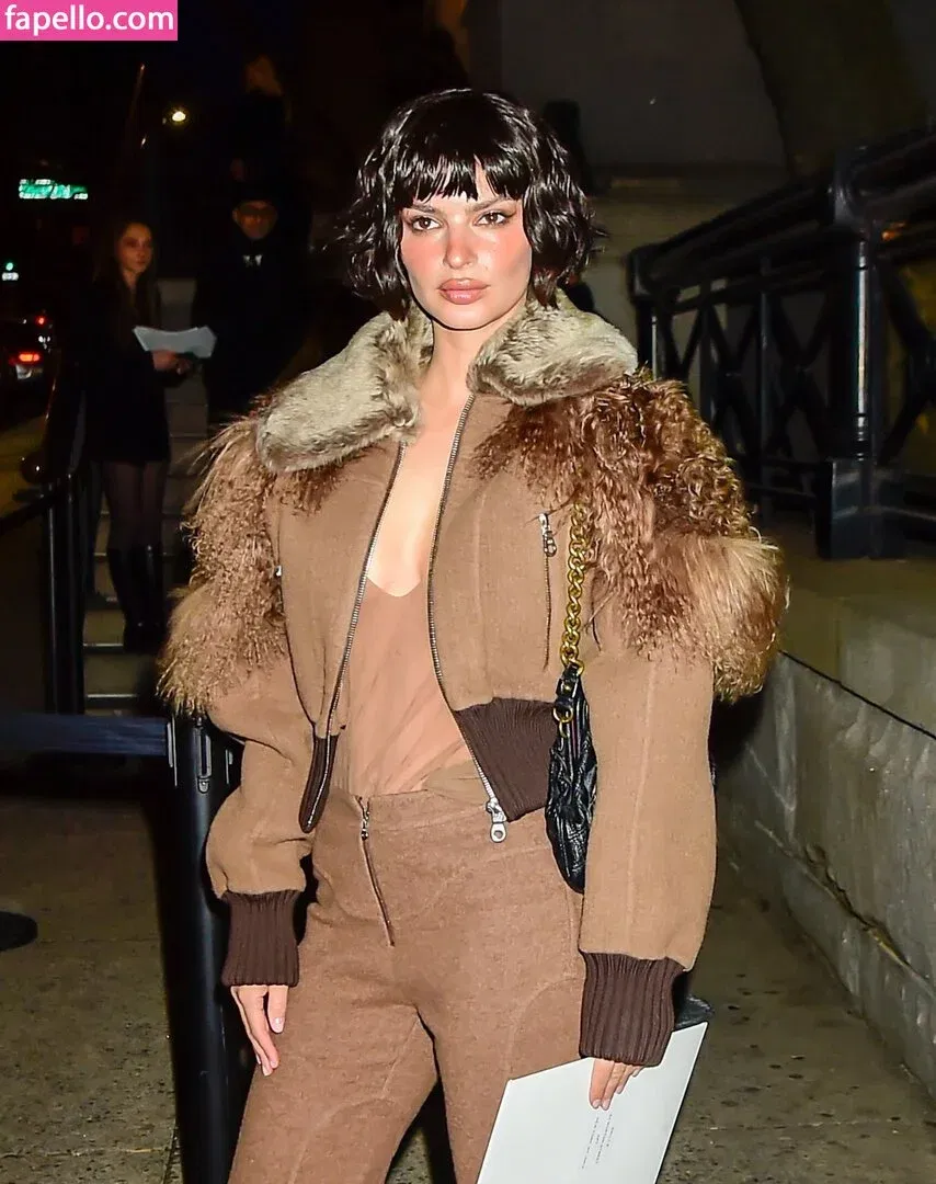 Emily Ratajkowski Onlyfans Photo Gallery 