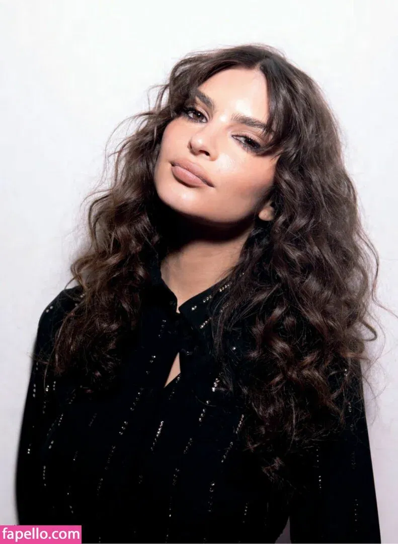 Emily Ratajkowski Onlyfans Photo Gallery 