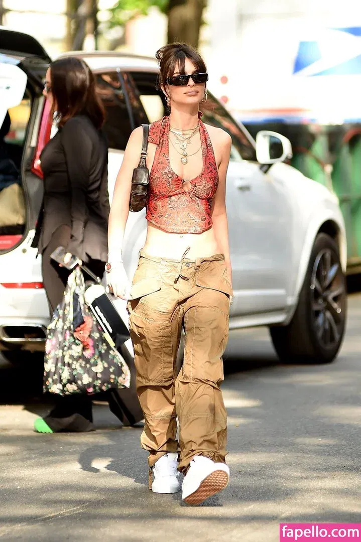 Emily Ratajkowski Onlyfans Photo Gallery 