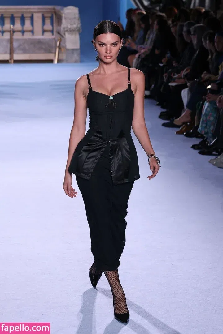 Emily Ratajkowski Onlyfans Photo Gallery 