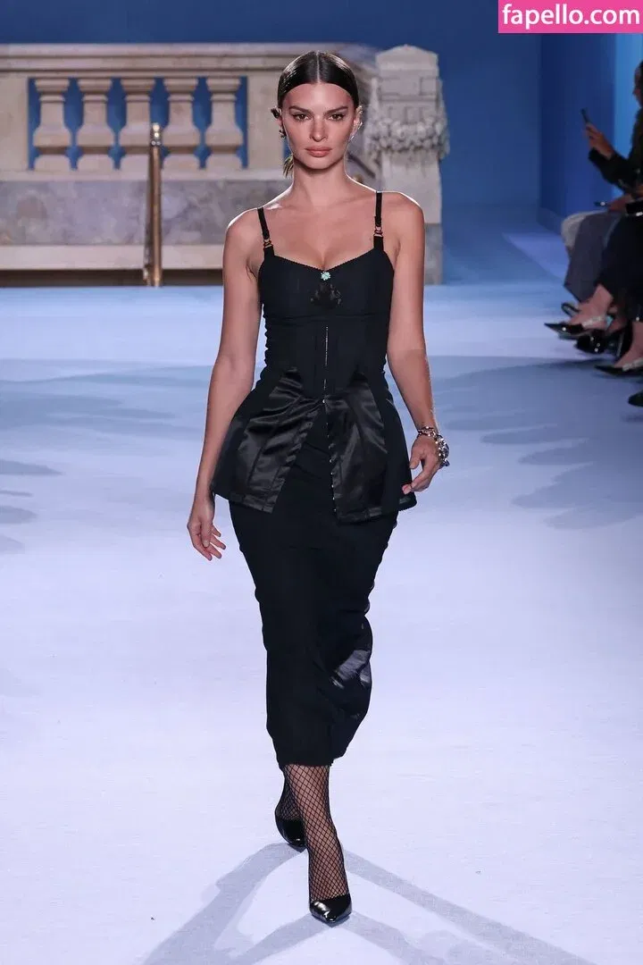 Emily Ratajkowski Onlyfans Photo Gallery 