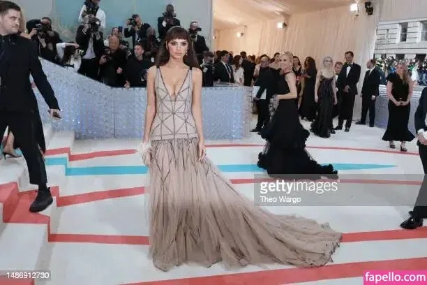 Emily Ratajkowski Onlyfans Photo Gallery 