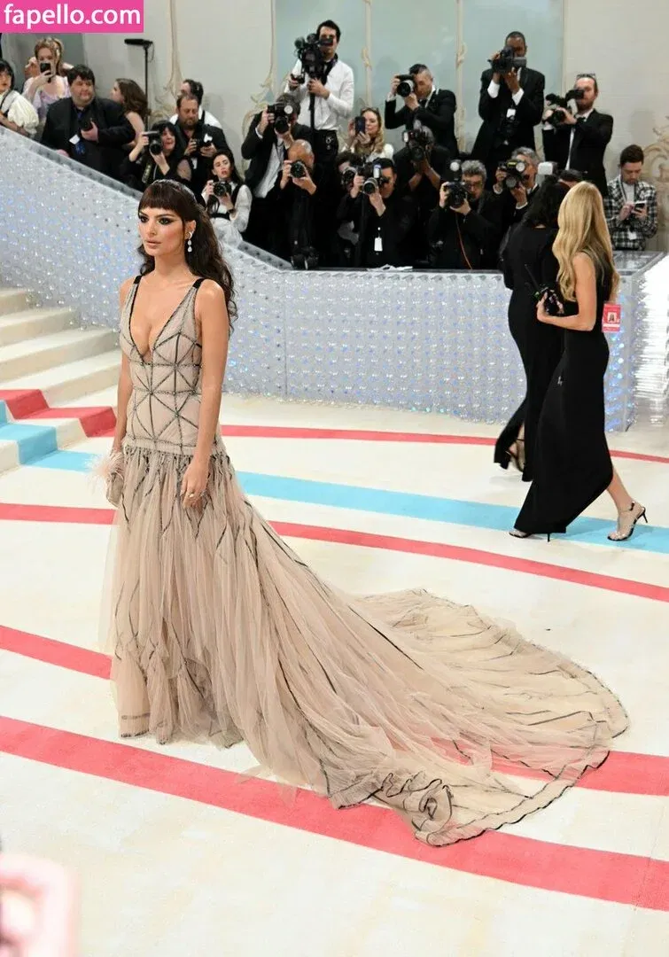 Emily Ratajkowski Onlyfans Photo Gallery 