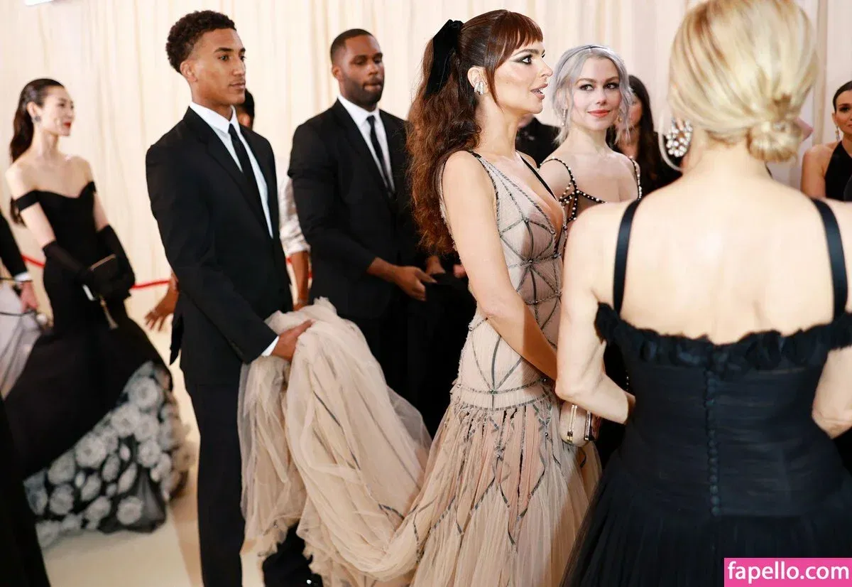 Emily Ratajkowski Onlyfans Photo Gallery 