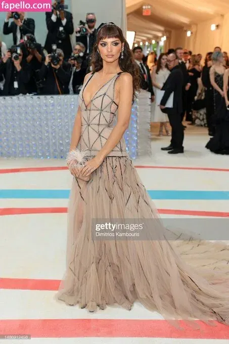 Emily Ratajkowski Onlyfans Photo Gallery 