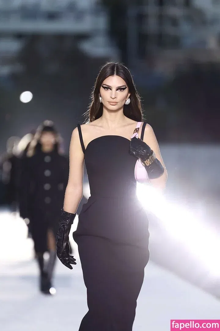 Emily Ratajkowski Onlyfans Photo Gallery 