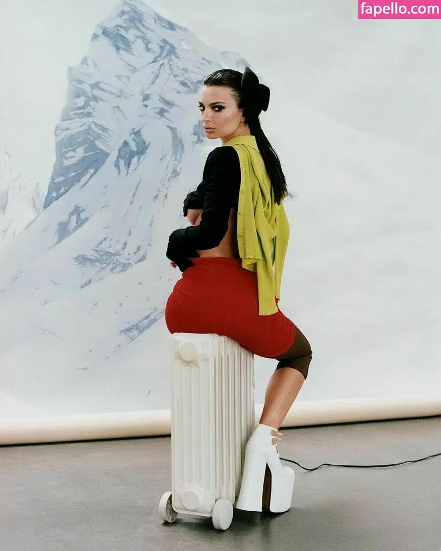 Emily Ratajkowski Onlyfans Photo Gallery 