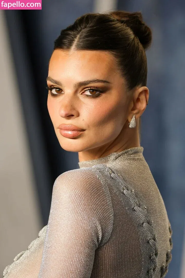 Emily Ratajkowski Onlyfans Photo Gallery 