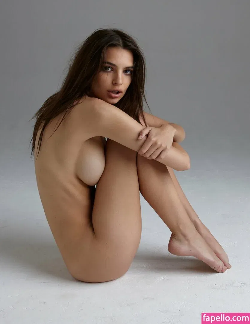 Emily Ratajkowski Onlyfans Photo Gallery 