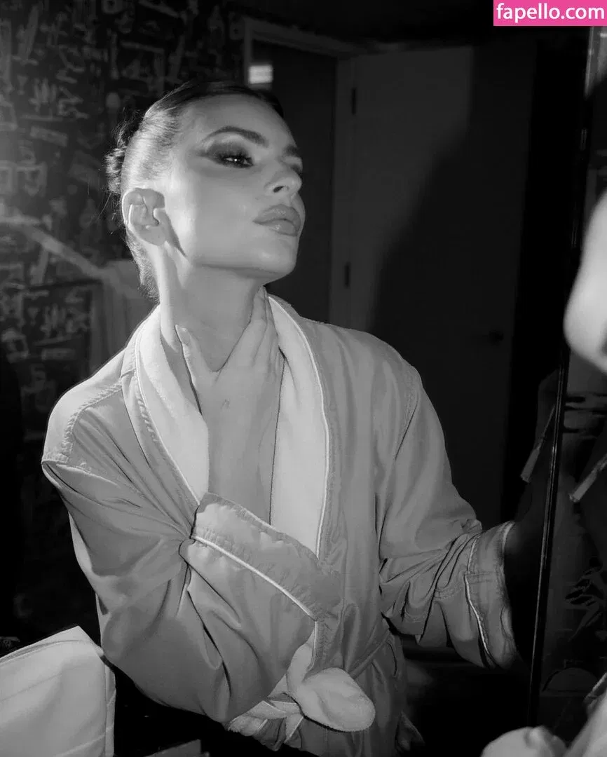 Emily Ratajkowski Onlyfans Photo Gallery 