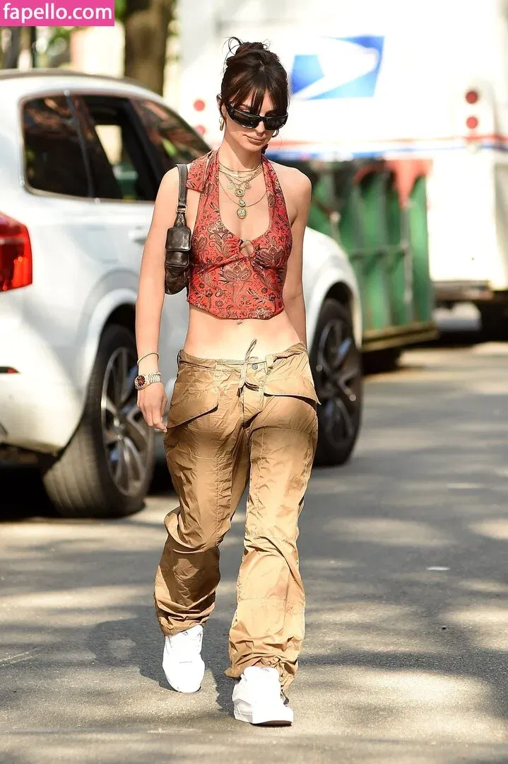 Emily Ratajkowski Onlyfans Photo Gallery 