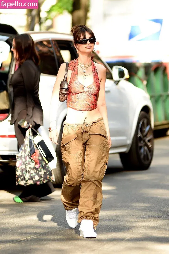 Emily Ratajkowski Onlyfans Photo Gallery 