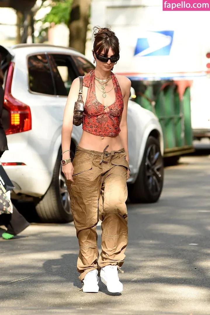 Emily Ratajkowski Onlyfans Photo Gallery 