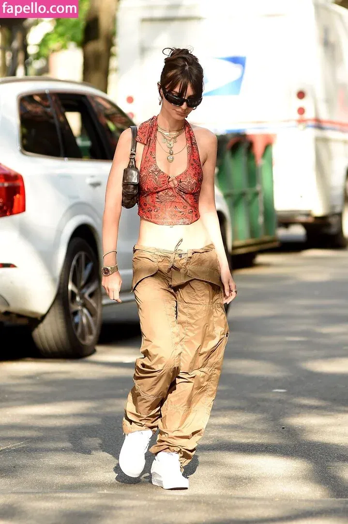 Emily Ratajkowski Onlyfans Photo Gallery 