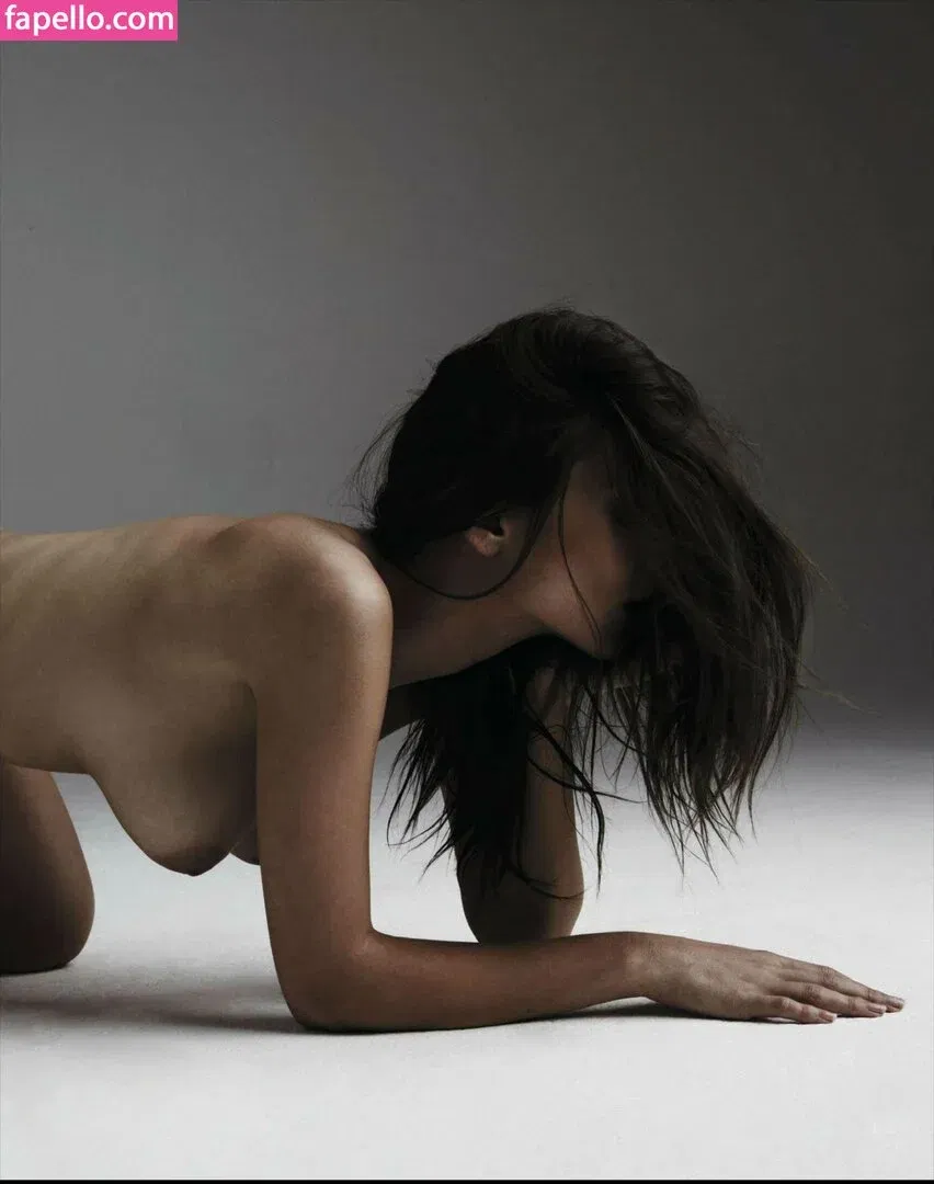 Emily Ratajkowski Onlyfans Photo Gallery 