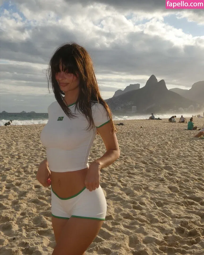 Emily Ratajkowski Onlyfans Photo Gallery 