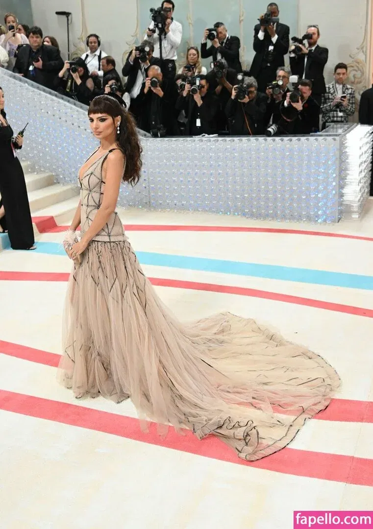 Emily Ratajkowski Onlyfans Photo Gallery 