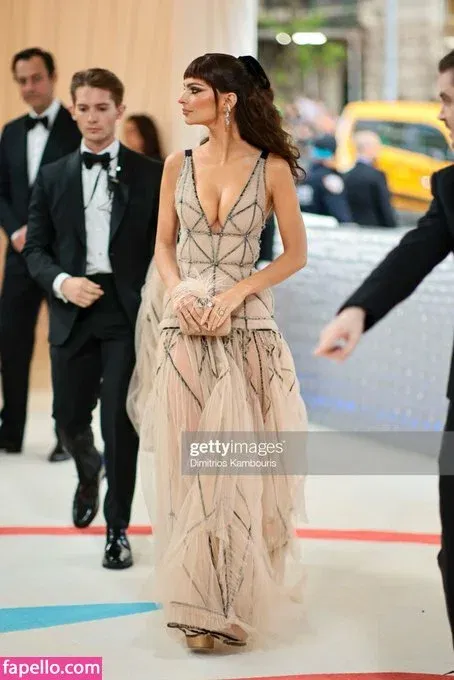 Emily Ratajkowski Onlyfans Photo Gallery 