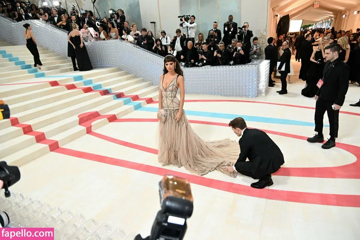 Emily Ratajkowski Onlyfans Photo Gallery 