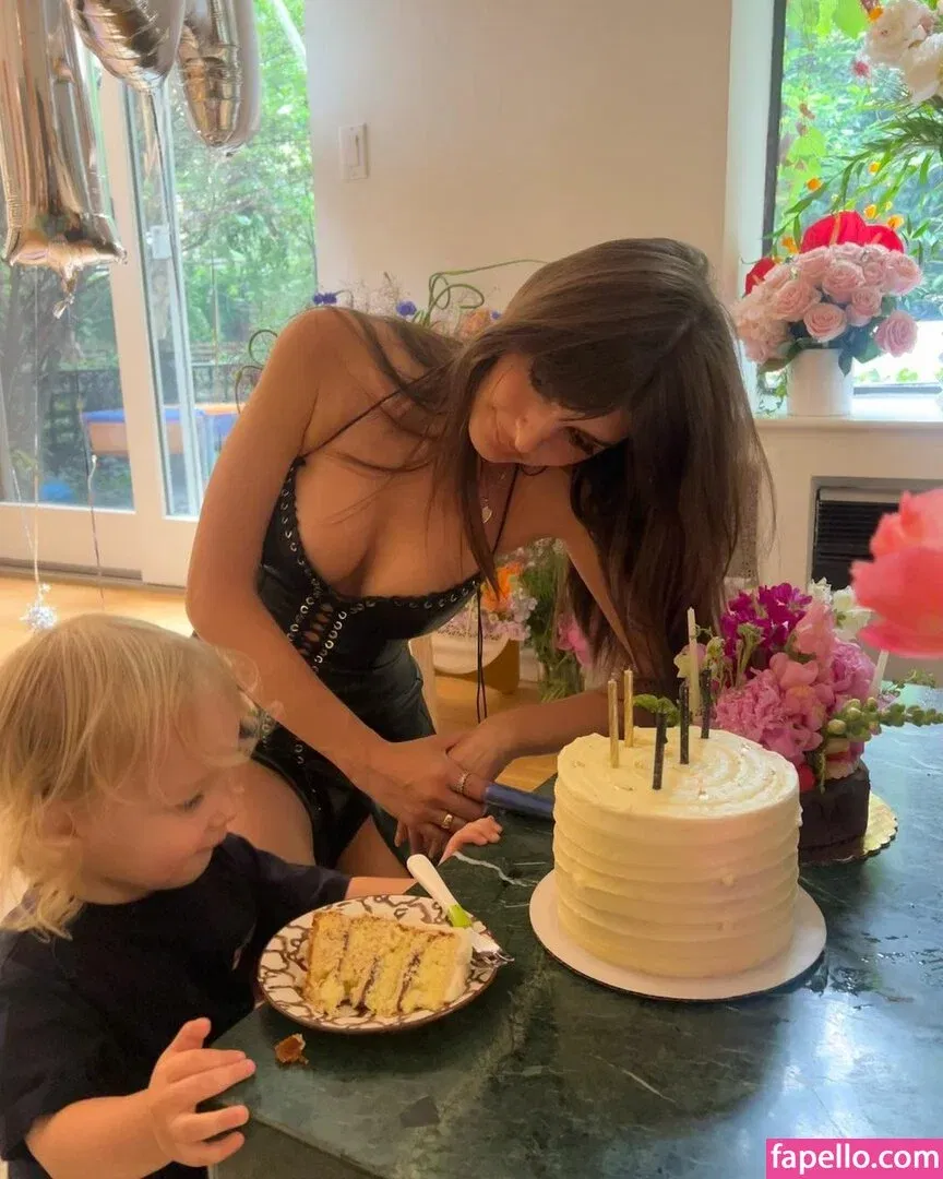 Emily Ratajkowski Onlyfans Photo Gallery 