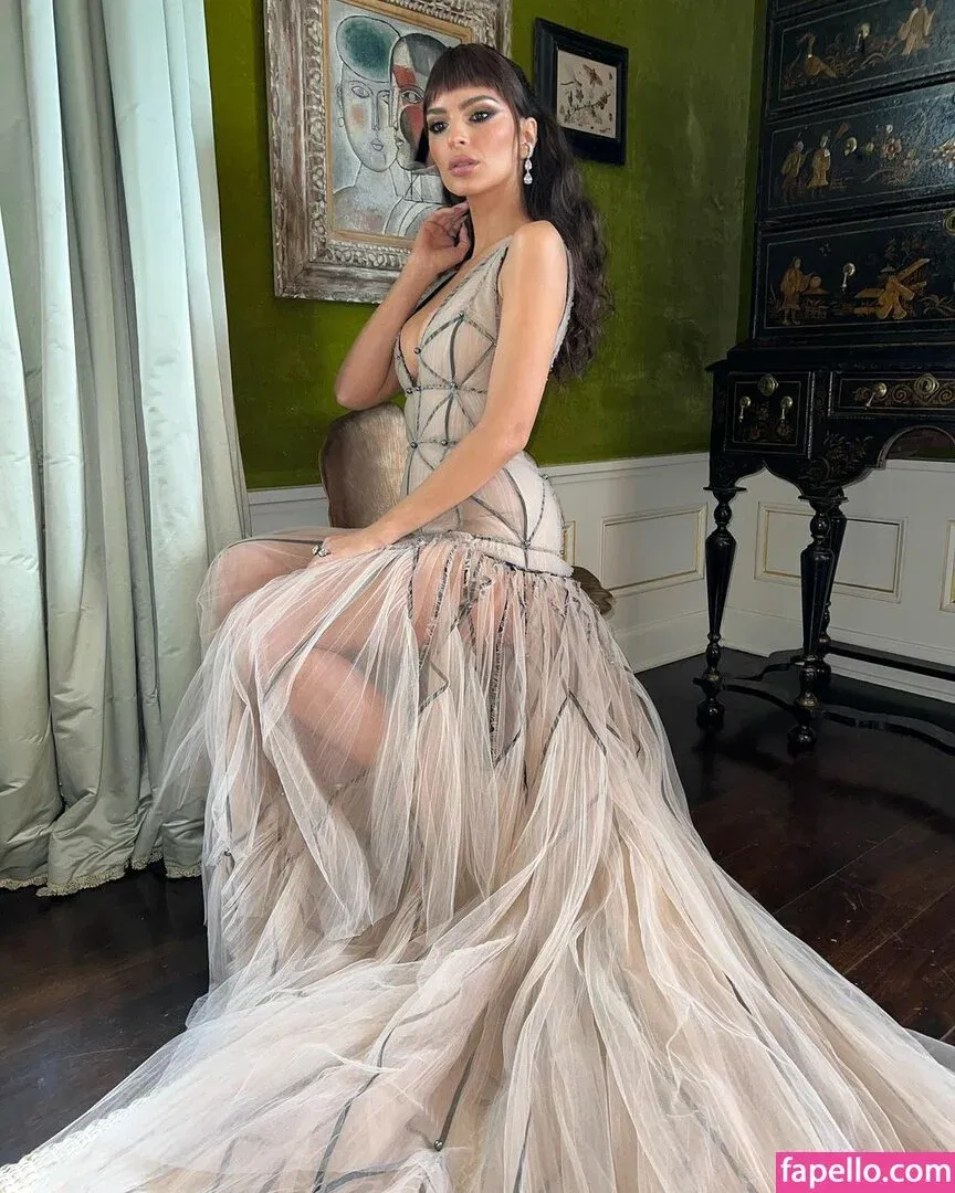 Emily Ratajkowski Onlyfans Photo Gallery 