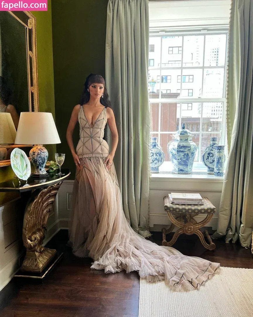 Emily Ratajkowski Onlyfans Photo Gallery 