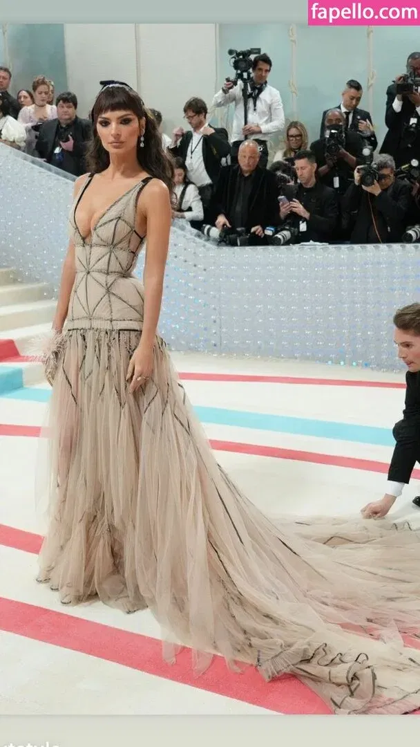 Emily Ratajkowski Onlyfans Photo Gallery 