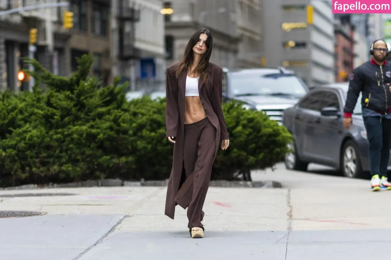 Emily Ratajkowski Onlyfans Photo Gallery 