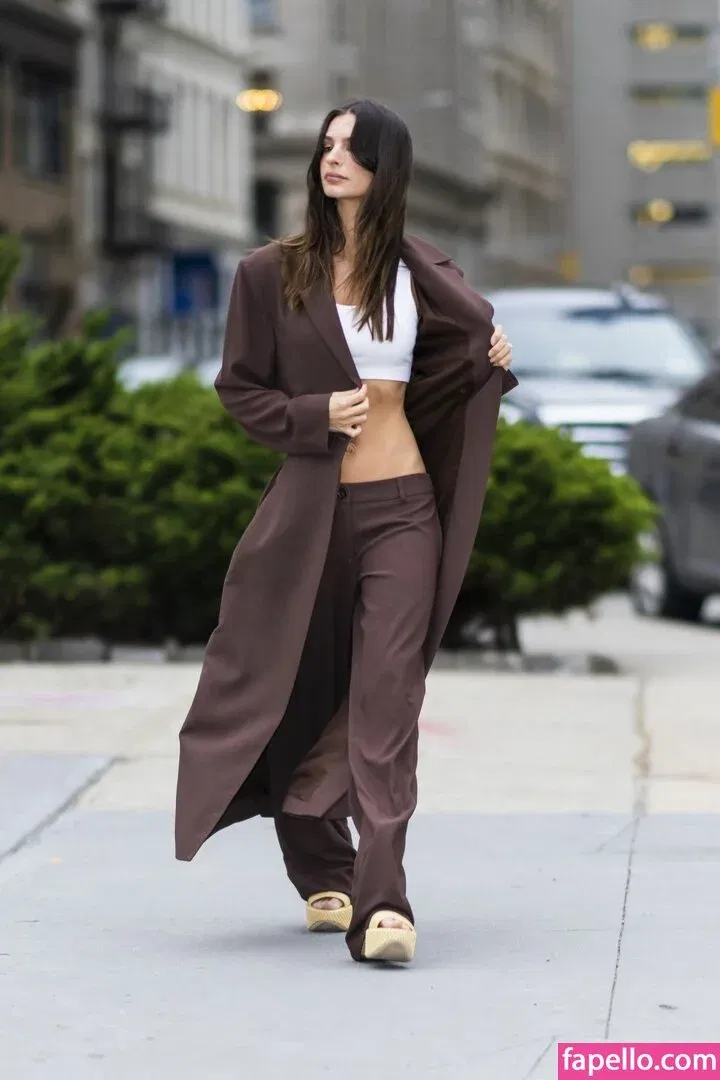 Emily Ratajkowski Onlyfans Photo Gallery 