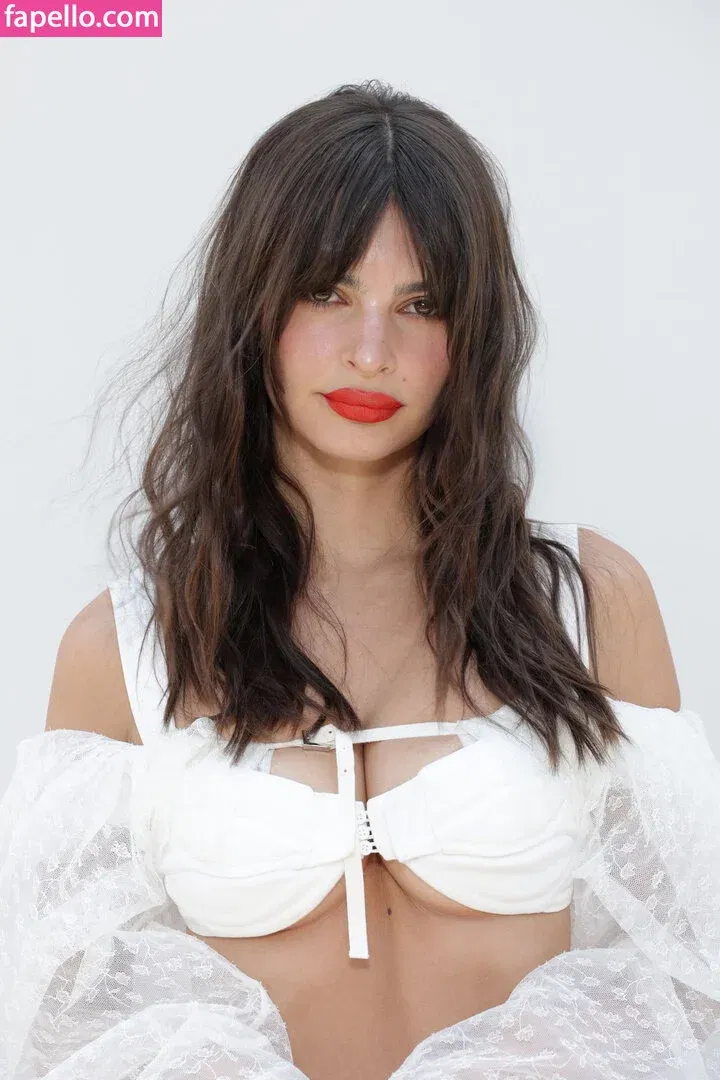 Emily Ratajkowski Onlyfans Photo Gallery 