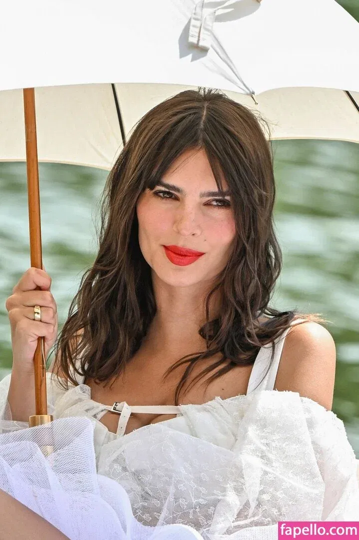 Emily Ratajkowski Onlyfans Photo Gallery 