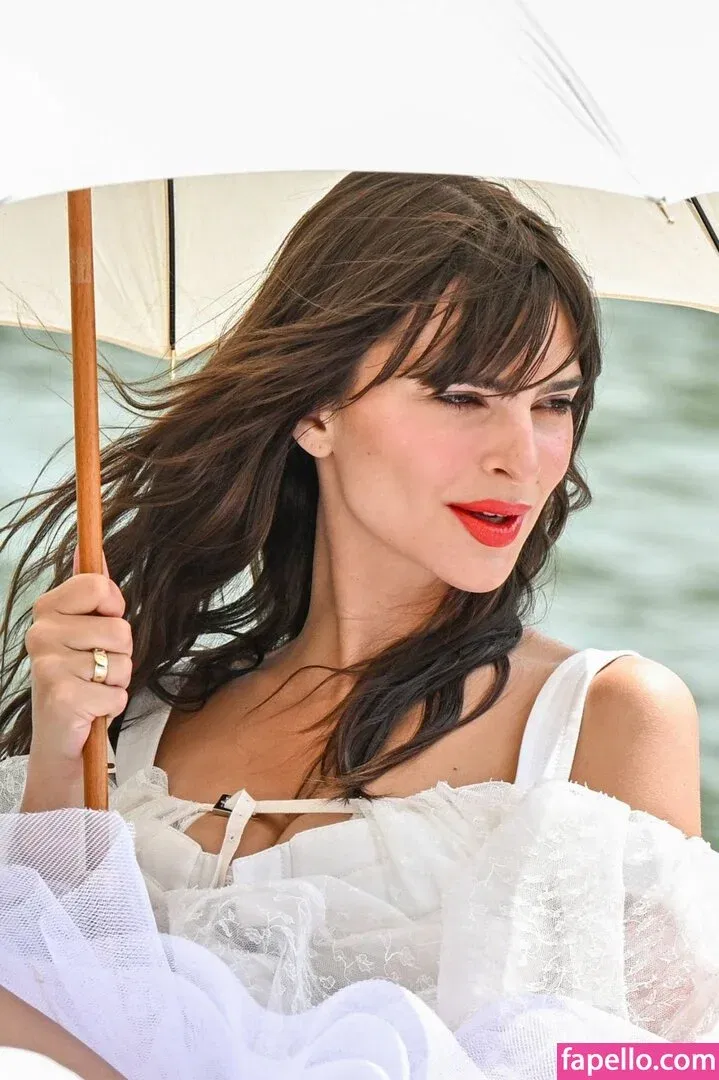 Emily Ratajkowski Onlyfans Photo Gallery 