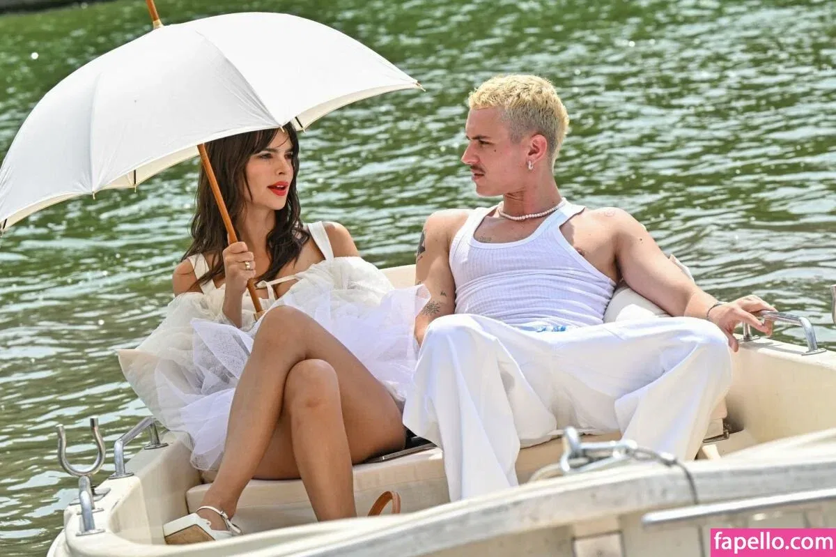 Emily Ratajkowski Onlyfans Photo Gallery 