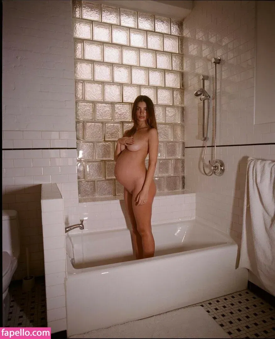 Emily Ratajkowski Onlyfans Photo Gallery 