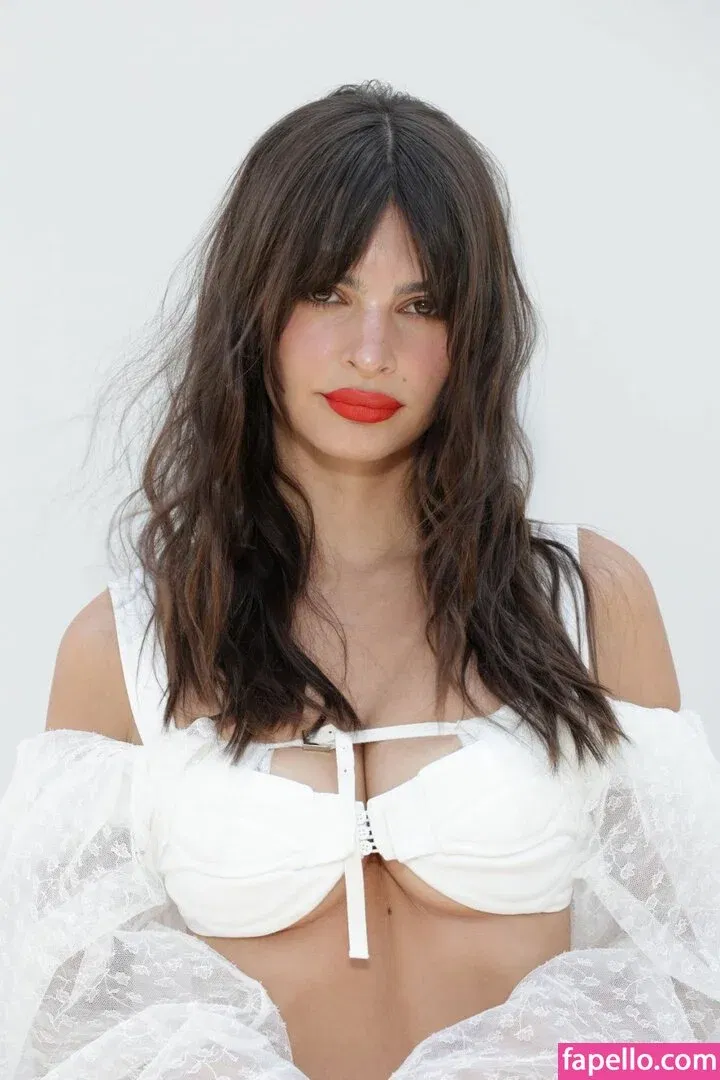 Emily Ratajkowski Onlyfans Photo Gallery 