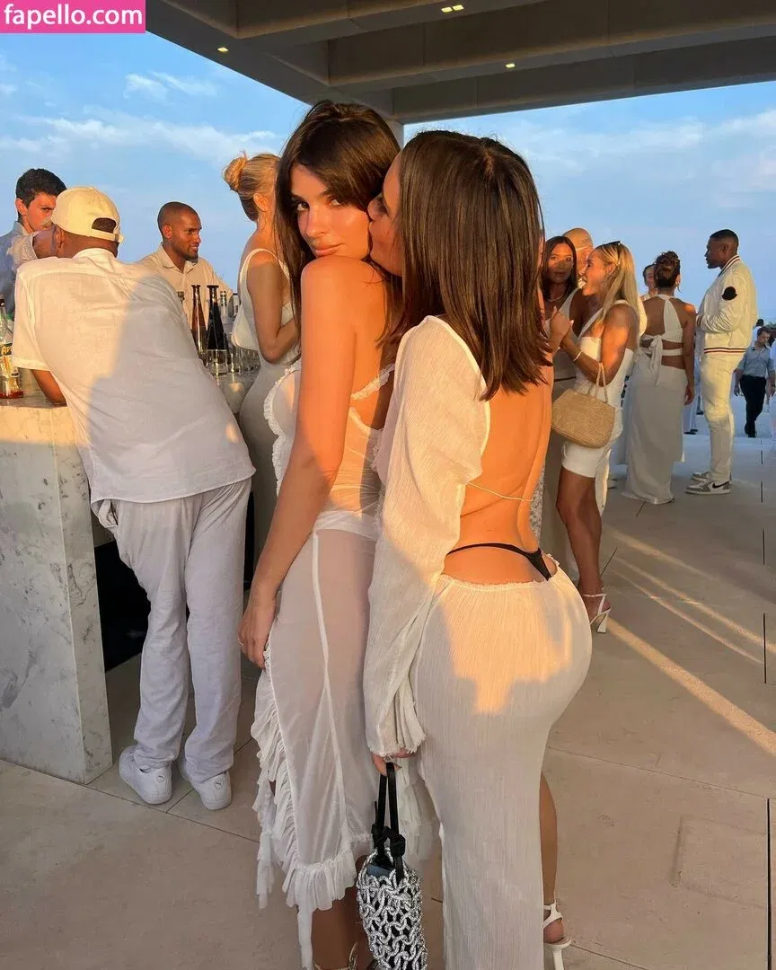 Emily Ratajkowski Onlyfans Photo Gallery 