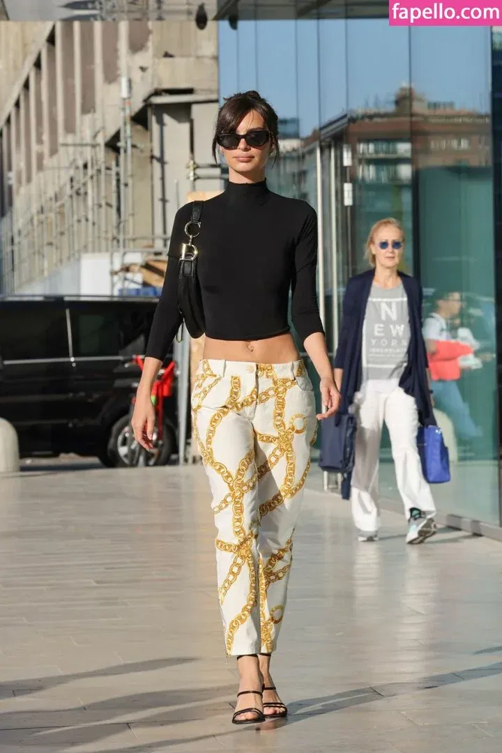 Emily Ratajkowski Onlyfans Photo Gallery 