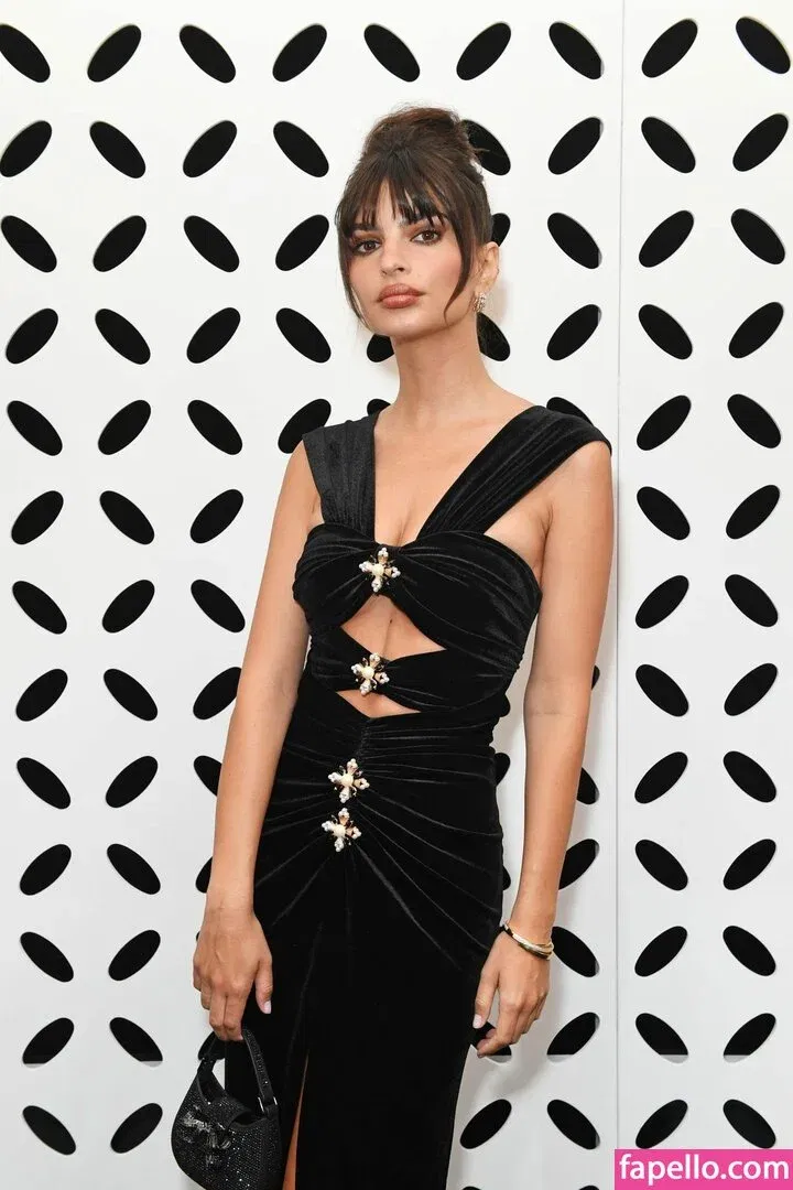 Emily Ratajkowski Onlyfans Photo Gallery 