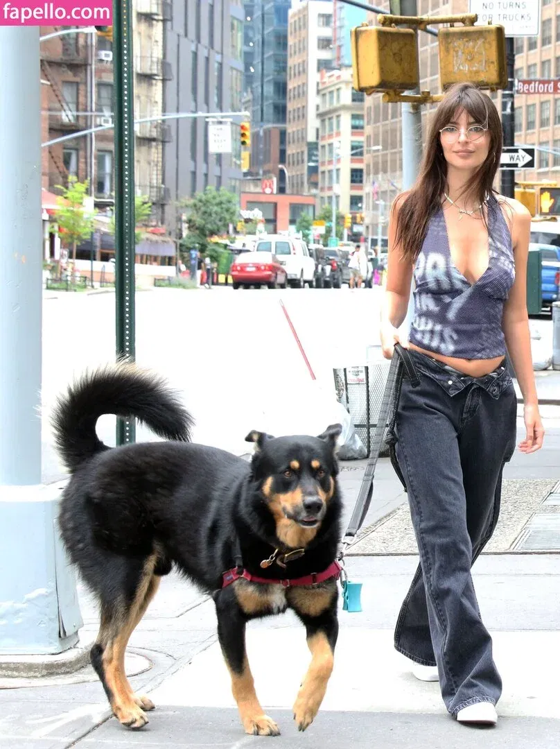 Emily Ratajkowski Onlyfans Photo Gallery 