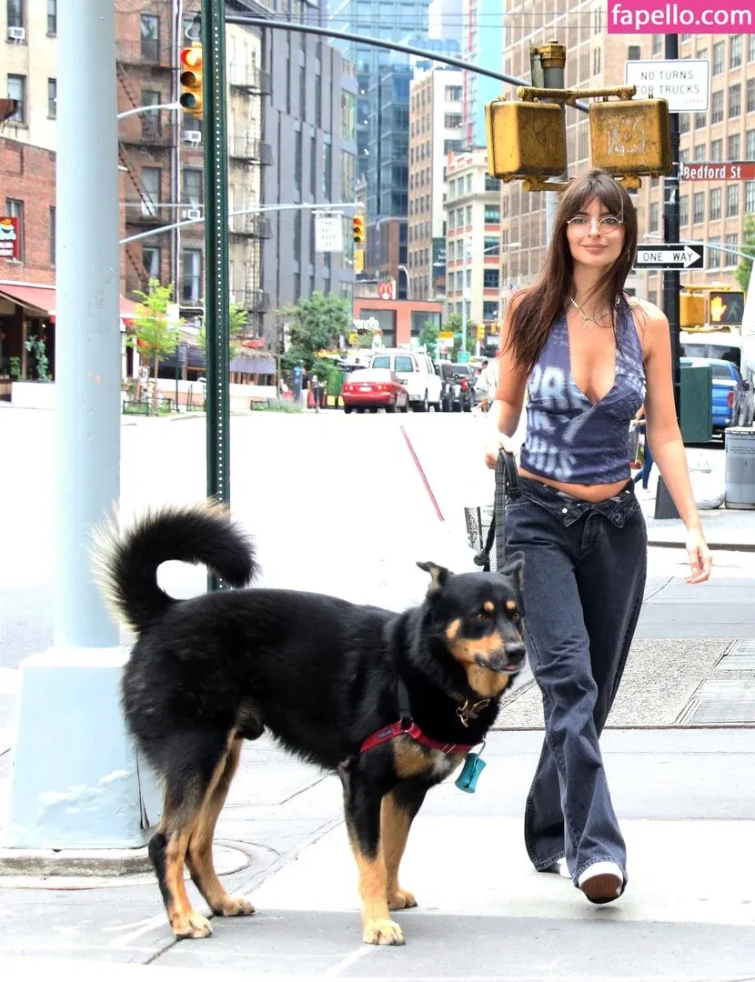 Emily Ratajkowski Onlyfans Photo Gallery 