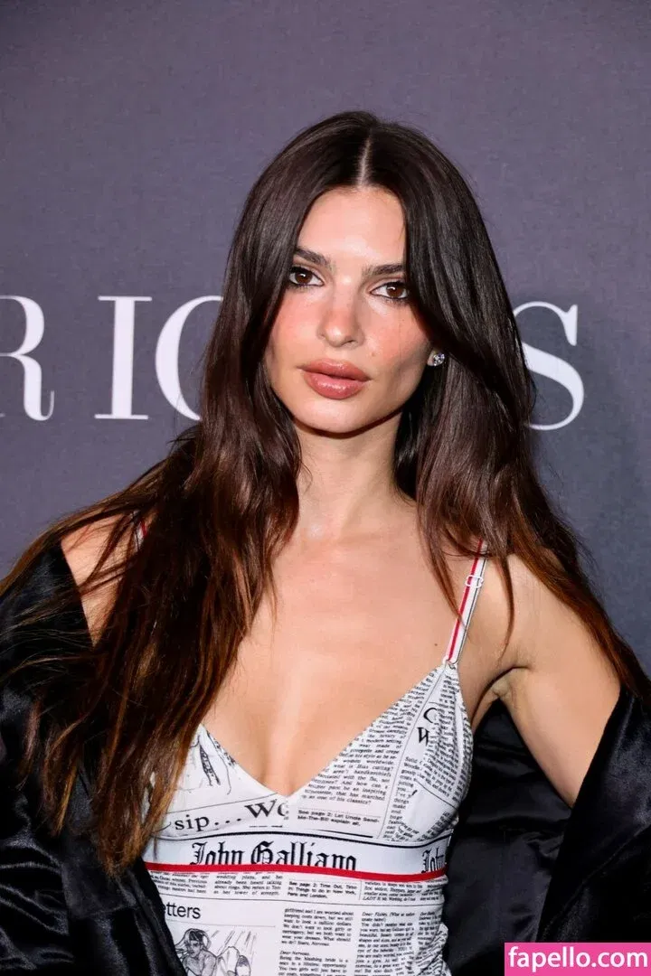 Emily Ratajkowski Onlyfans Photo Gallery 