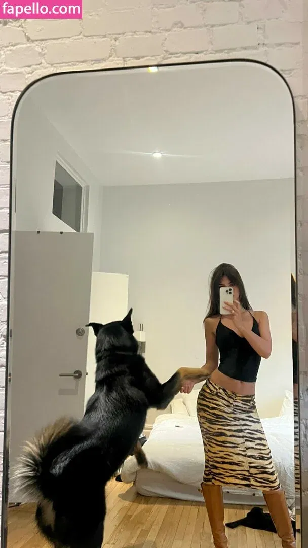 Emily Ratajkowski Onlyfans Photo Gallery 