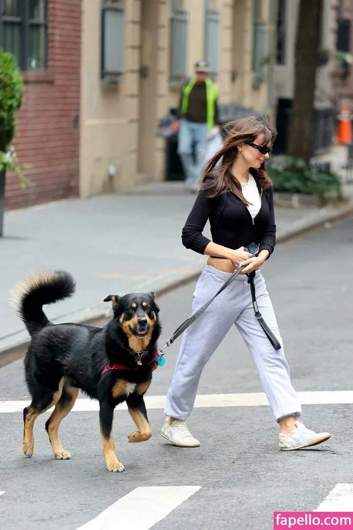 Emily Ratajkowski Onlyfans Photo Gallery 