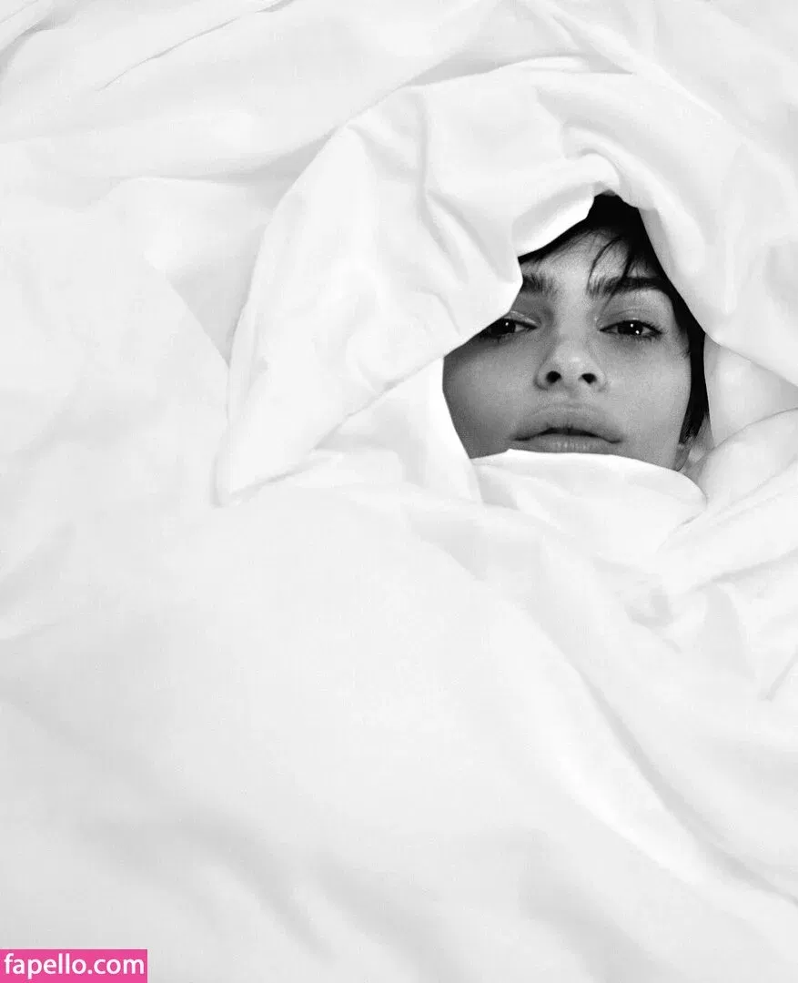 Emily Ratajkowski Onlyfans Photo Gallery 