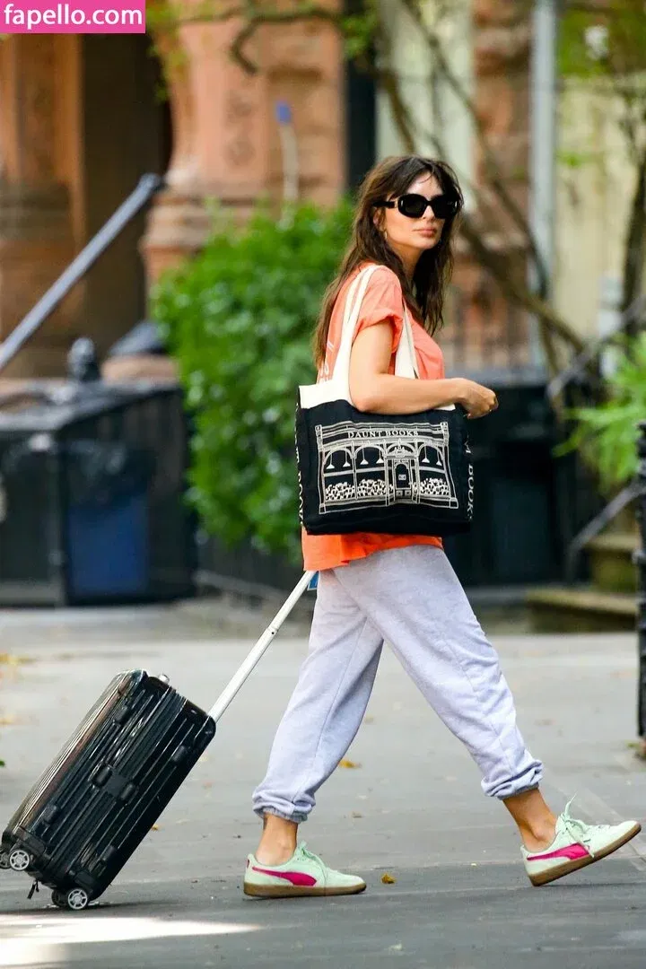 Emily Ratajkowski Onlyfans Photo Gallery 