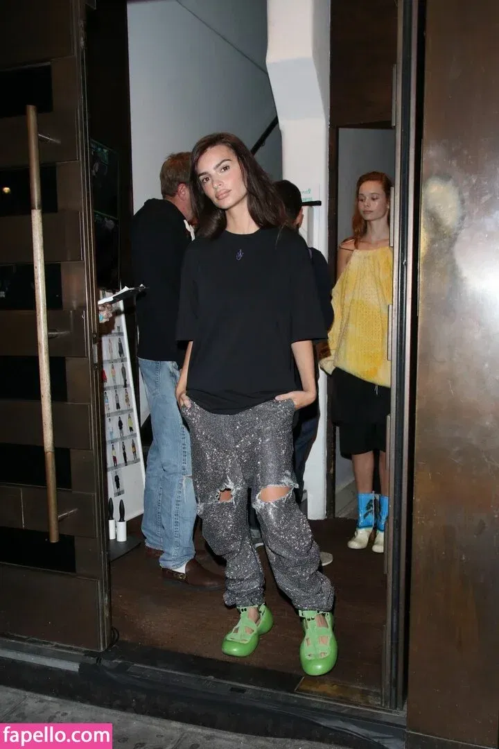 Emily Ratajkowski Onlyfans Photo Gallery 